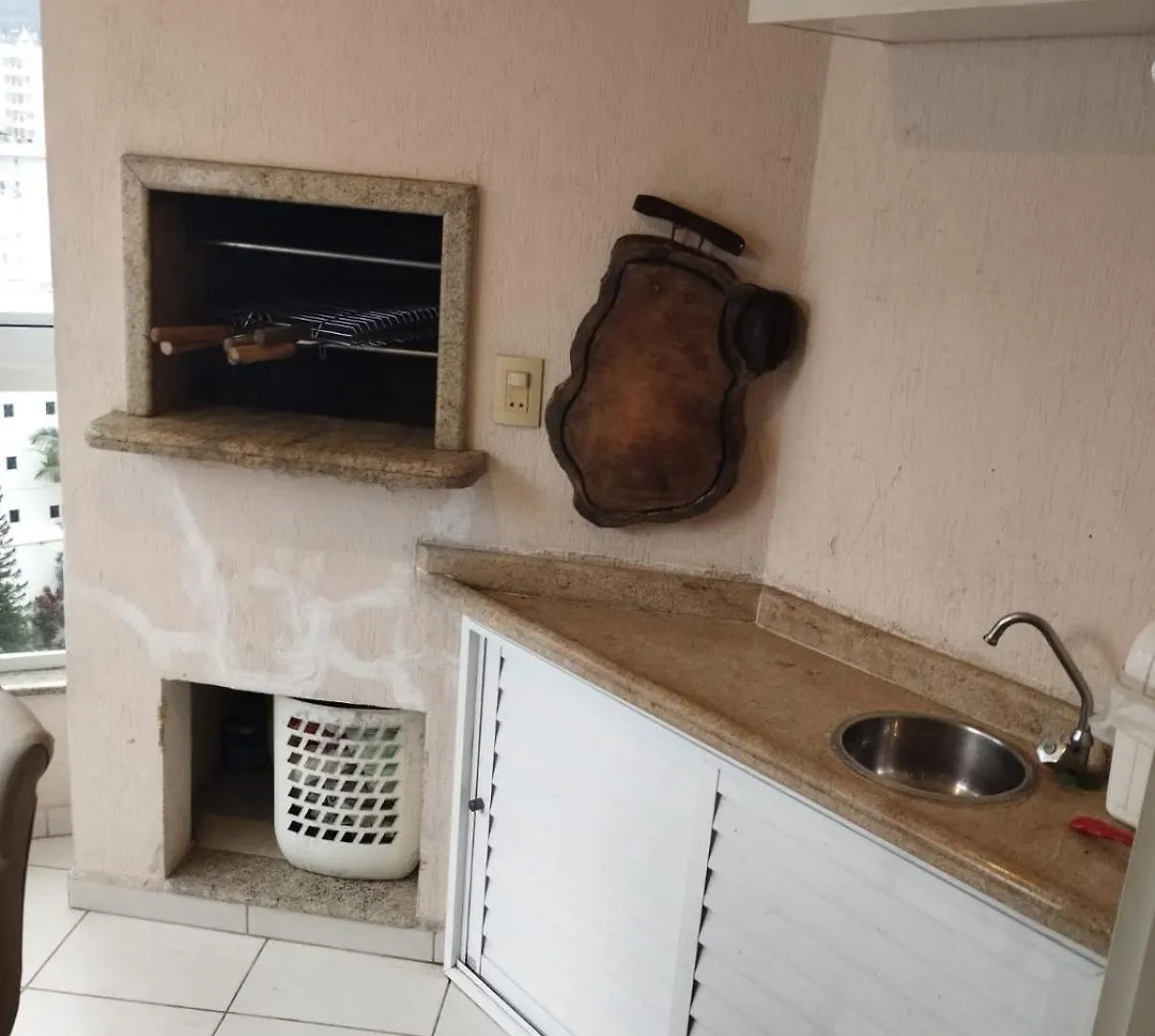 Apto Bom Bonito E Barato Balneário Camboriú アパート